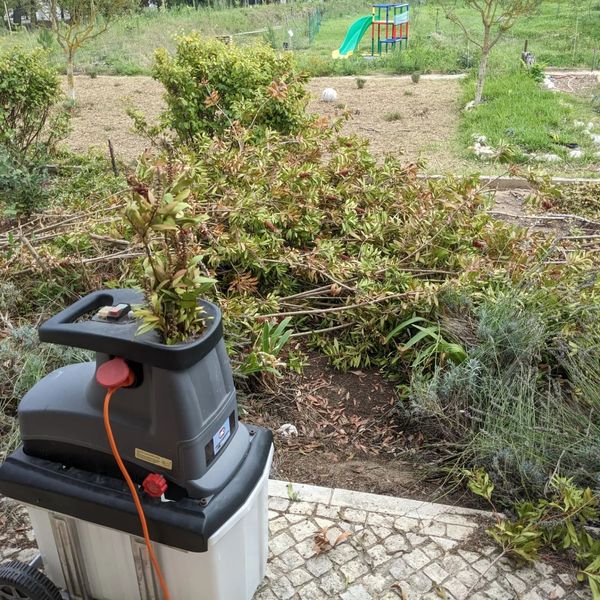 Shredding pruned plants in #zone1 and using them as mulch