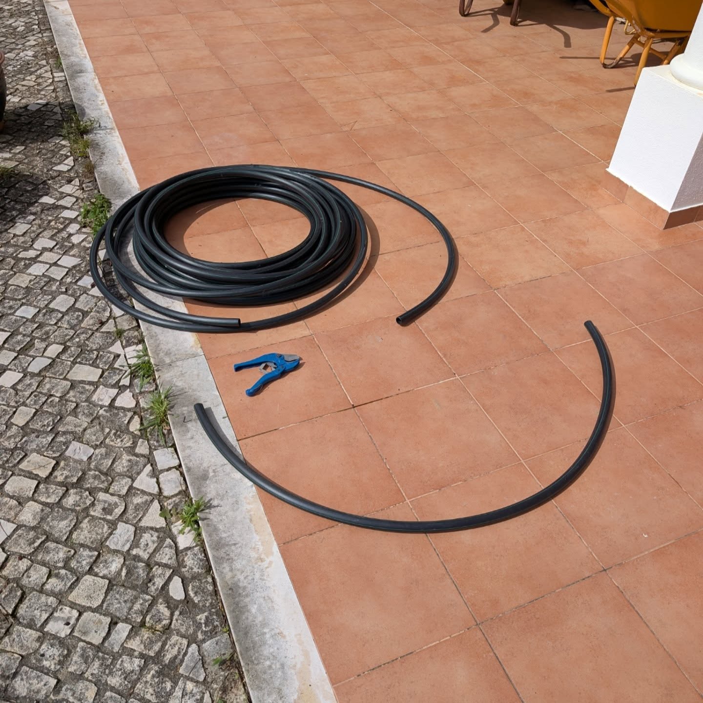Making veggie garden bed covers using 25mm irrigation tube hoops.