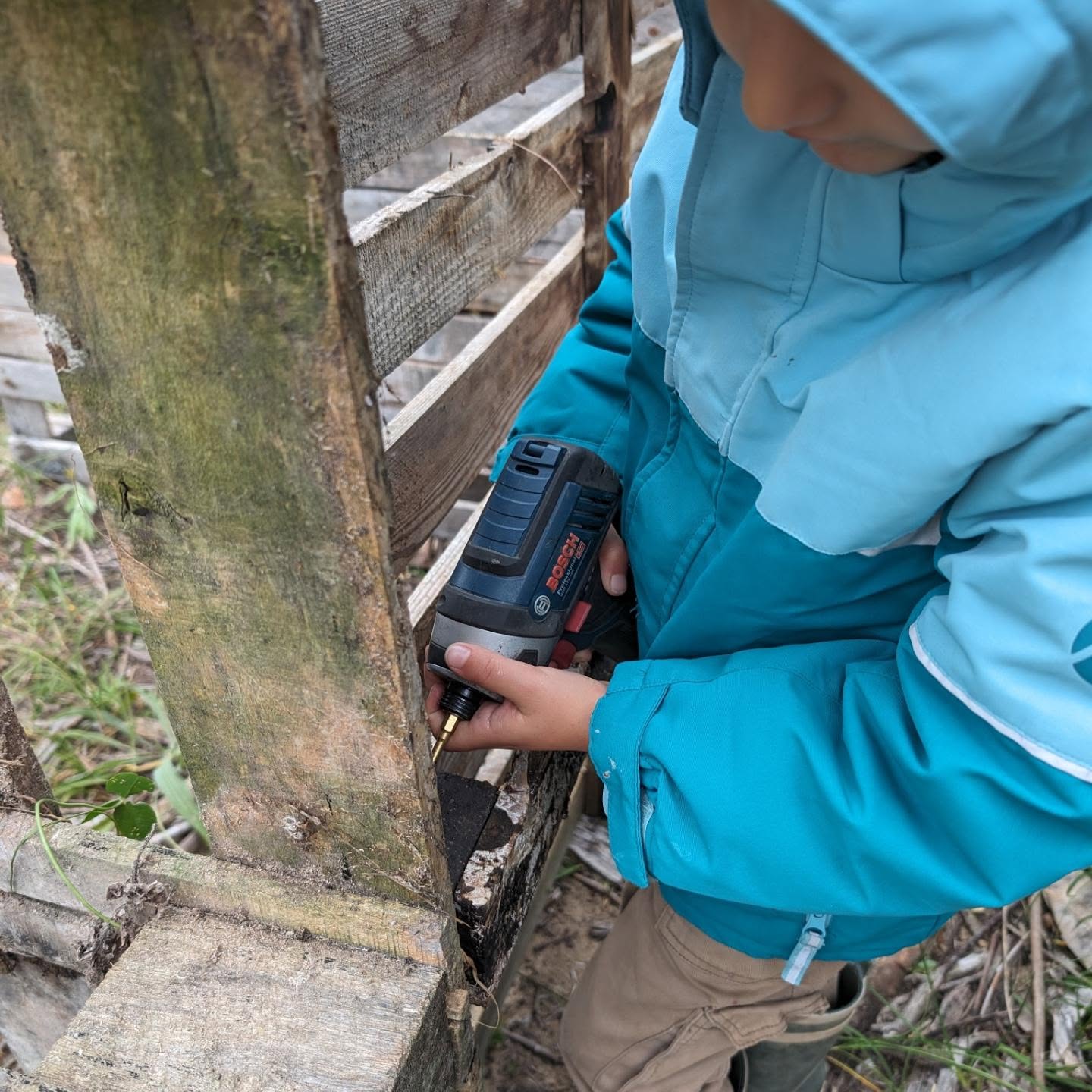 Building a compost bay from pallets.