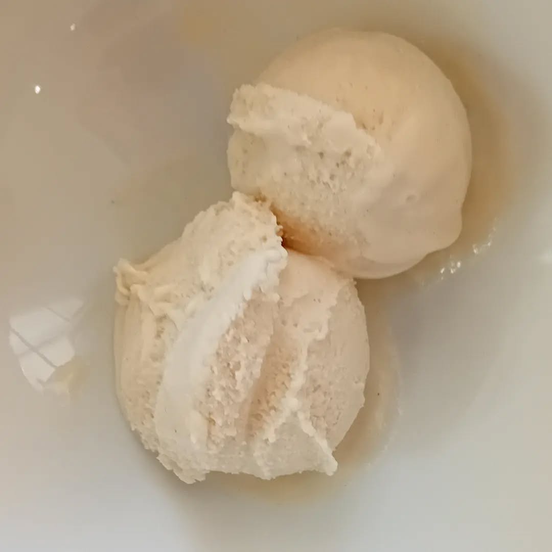 Our new favourite vanilla ice cream. Vegan, healthy, and sooooo tasty.