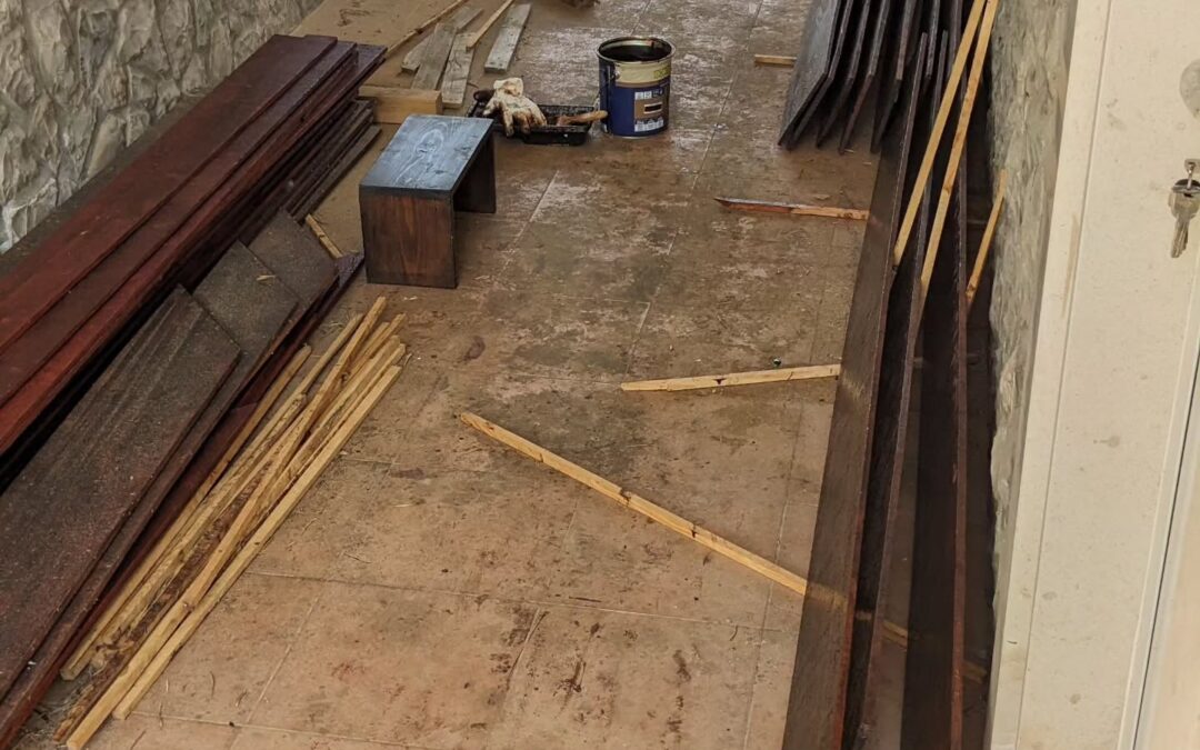 Today’s varnish chronicles (… varnicles?): first coat done for the last coop cladding.