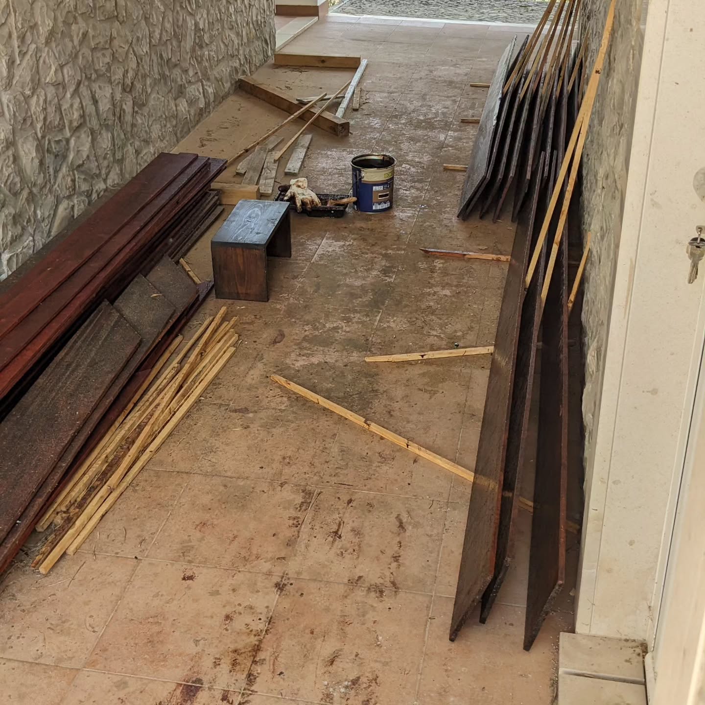 Today’s varnish chronicles (… varnicles?): first coat done for the last coop cladding.