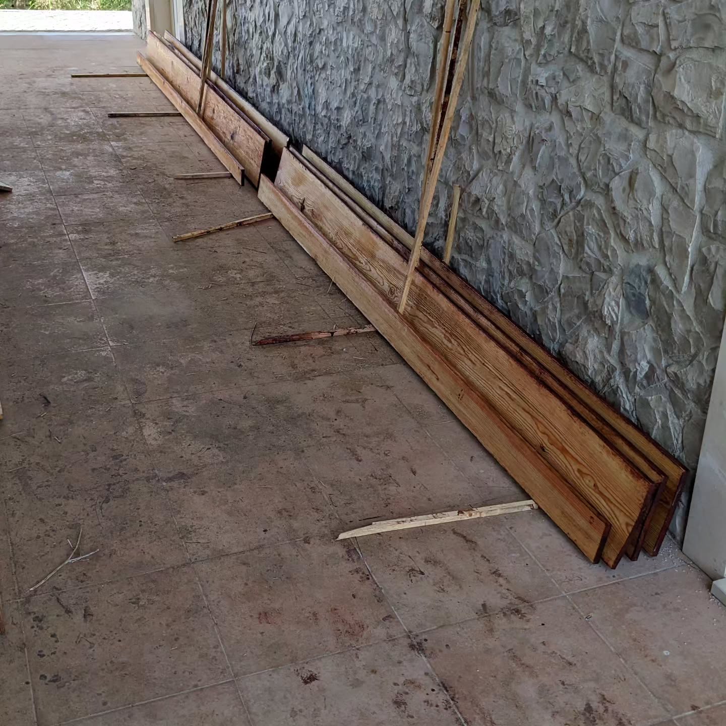 Second coat of varnish on the long lateral siding of the next bird house.
