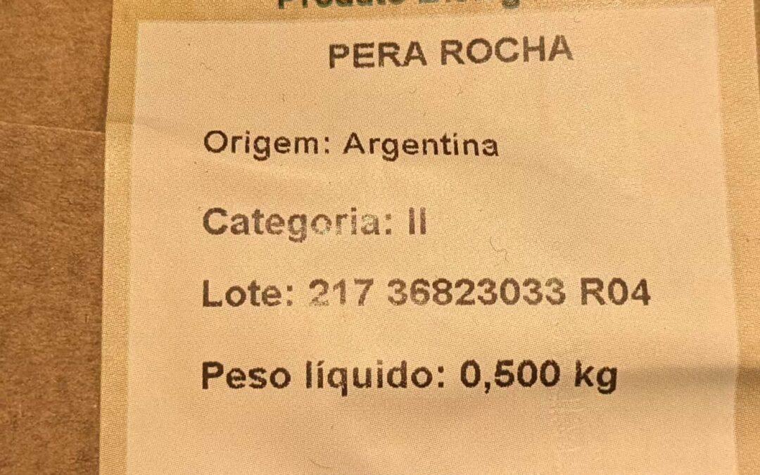 Finally! Bio pears are so hard to find! Oh, and it’s Rocha, a tough but delicious variety cultivated in this region. But…what? It’s from Argentina. No pears for us, then. One day,  we will eat them from our garden.