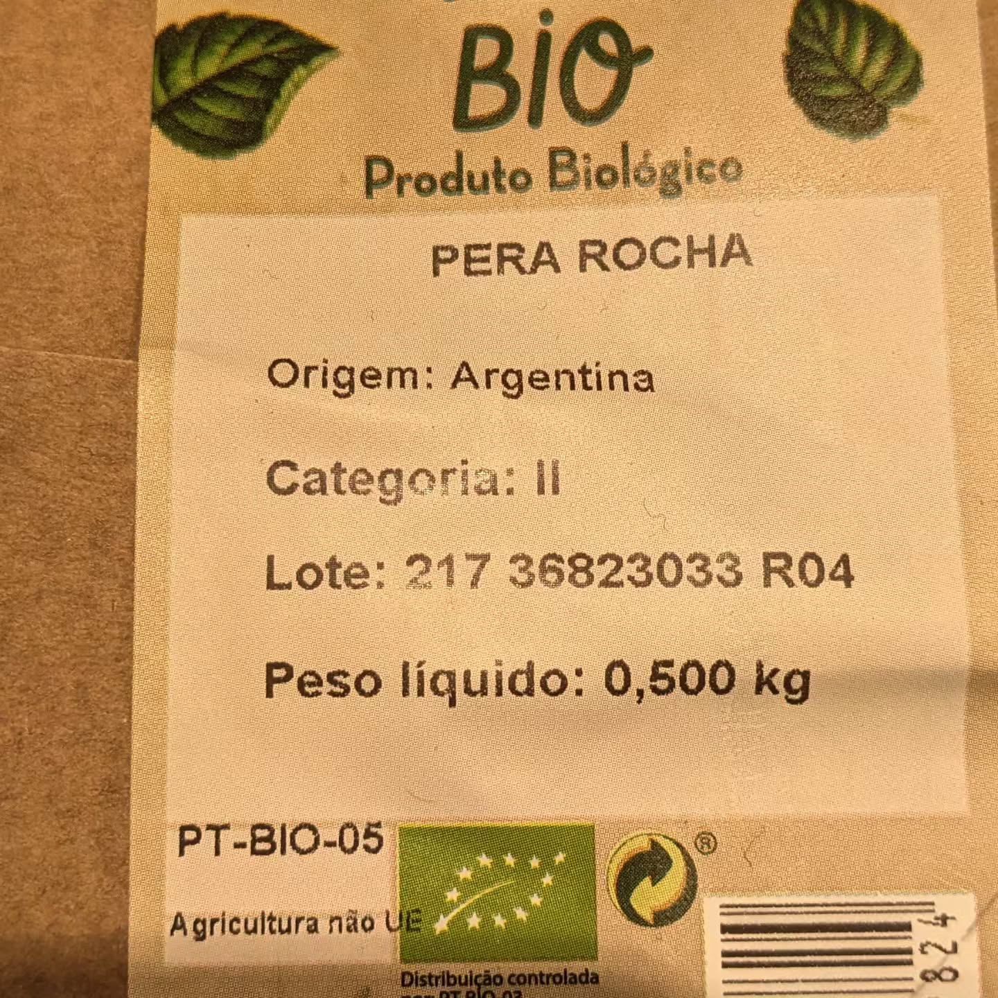 Finally! Bio pears are so hard to find! Oh, and it’s Rocha, a tough but delicious variety cultivated in this region. But…what? It’s from Argentina. No pears for us, then. One day,  we will eat them from our garden.