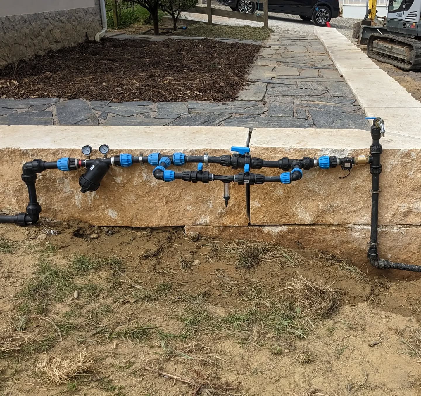 The terrace is done, the new pump installed in the water tank, and the irrigation system is nicely connected again.