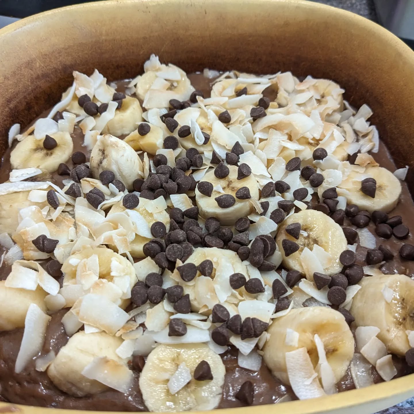 To try something new, we had whole-grain  rice porridge for breakfast. We added coconut, banana and even some chocolate nibs 🤫😋